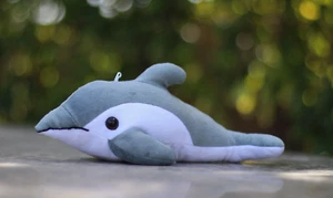 Shore Buddies Plüsch Finn der Delphin aus recycelten Plastikflaschen Charity - Bild 1 von 4