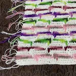 Manta de bebé afgano ganchillo a mano a rayas púrpura blanco 29"" x 32"" Sm - Imagen 1 de 7