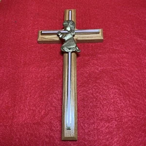 Rosa Zinn betendes Mädchen mit 7" Aluminium und Eiche Kreuz - Bild 1 von 8
