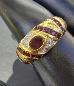 Hochwertiger Goldring 750, besetzt mit Rubinkarrees und Diamanten, RG 56.  - Bild 1 von 5