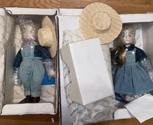 Juego de muñecas niño y niña granjero de porcelana coleccionable Marian Yu Designs - Imagen 1 de 5