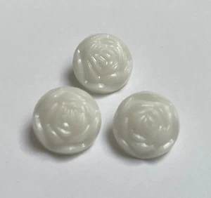 10 White Flower Buttons 15mm Shank Button C28-18 AUSSIE SELLER - Picture 1 of 5
