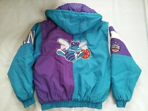 CHAQUETA DE INVIERNO VINTAGE STARTER CHARLOTTE HORNETS CREMALLERA COMPLETA COLOR DIVIDIDO CON CAPUCHA - Imagen 1 de 10