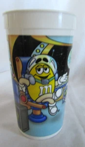 Coppa di plastica vintage 2000 McDonald's M&M's Astronauts in Space - Foto 1 di 6