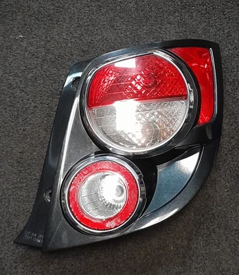 Chevrolet Sonic 2016 luz trasera derecha OEM Foto 1 de 4