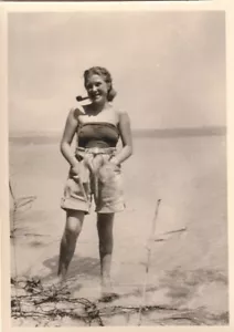 Vintage Foto Hübsche junge Frau Lederhose Pfeife Strandfoto 1952 - Bild 1 von 2