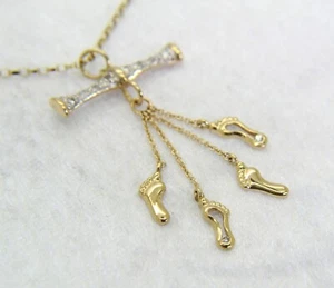 Colgante Pretty Footprints barra en T oro amarillo de 9 quilates + cadena de 20" - Imagen 1 de 6