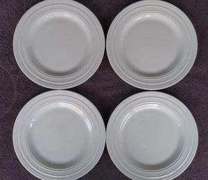 Juego de 4 platos de ensalada blancos Mikasa Swirl Bone China anillos elevados 9" NUEVO ESTADO - Imagen 1 de 4