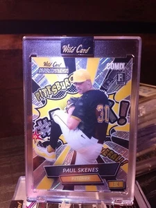 2024 Wild Card Alum Comix Paul Skenes Rookie RC SSP/4 #ACYN -PS3 sigillato in fabbrica - Foto 1 di 2