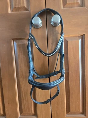 Brida de doma Horze, ergonómica, negra con cinta para cejas de diamantes de imitación Foto 1 de 4