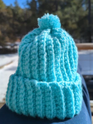 Hand Crafted Crocheted Beanie Hat w/Pompom Soft Stretchy Child to Tween sz Turq — 第 1/3 张图片