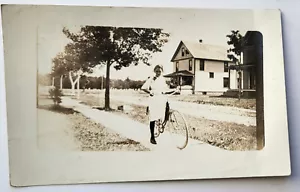 VTG 1915 RPPC MÄDCHEN AUF FAHRRAD FAHRRAD BIKE IN GUTER KLEIDUNG, DIE IRGENDWO ZUR SCHULE GEHT? - Bild 1 von 2