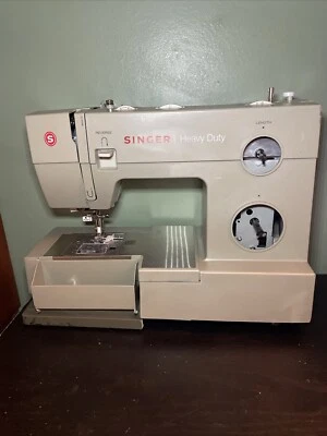 MÁQUINA DE COSER DE ALTA RESISTENCIA SINGER #4452, PARA PIEZAS *NO PROBADA CON DAÑOS FÍSICOS* Foto 1 de 4