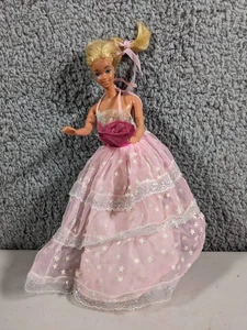 Muñeca Barbie rubia Hong Kong años 70 con vestido Toule rosa brillante de ensueño de colección - Imagen 1 de 3
