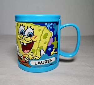 2009 SpongeBob Schwammkopf/Strick Relief erhöhter Plastikbecher mit Name: Lauren - Bild 1 von 7