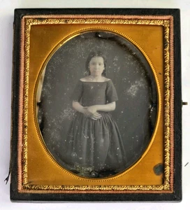 Antikes Daguerreotypie halbes Etui Foto süßes junges viktorianisches Mädchen Kleid Mode  - Bild 1 von 4