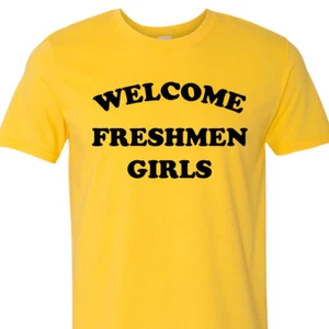 Camiseta Bienvenida Estudiantes de Primer Año Niñas Fiesta Universitaria Escuela Frat Iowa Meme - Imagen 1 de 3