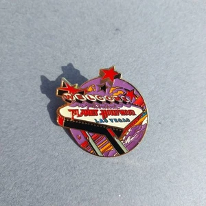 Planet Hollywood Las Vegas Nevada Solapa Sombrero Chaqueta Cordón 1 1/4" Pin - Imagen 1 de 2