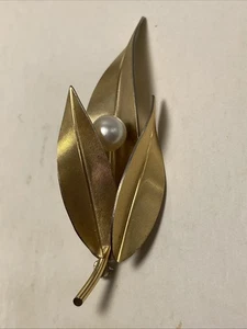 Broche vintage de hojas de perlas superpuestas en oro Krementz B14A - Imagen 1 de 7
