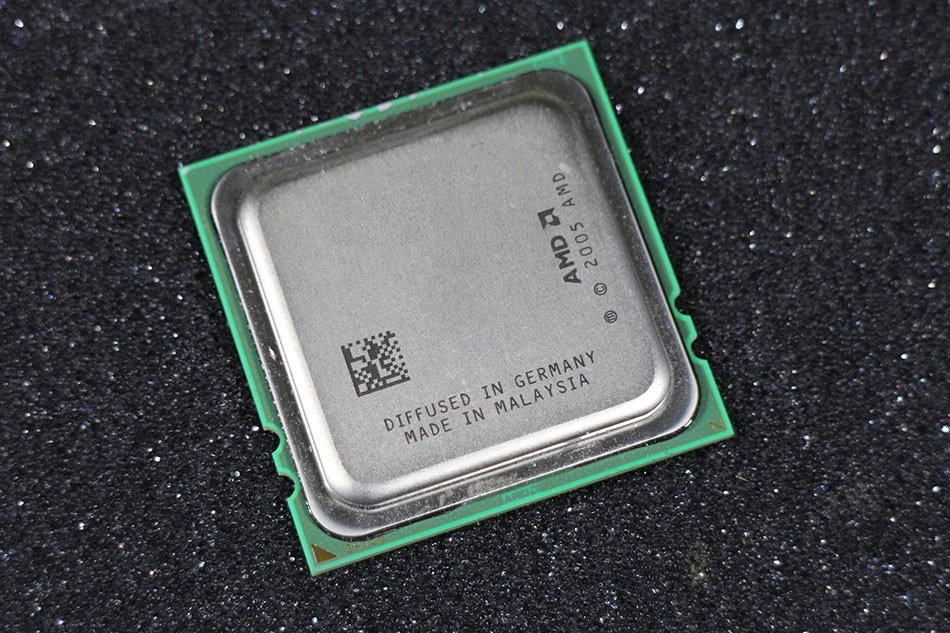 AMD OSA8218GAA6CR 2nd Gen Opteron 8218 2.6GHz Dual Core Socket F Processor - Imagen 1 de 1
