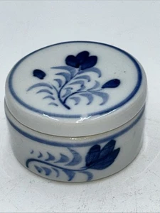 Chinoiserie Flowers Blue & White Porcelain Lidded Miniature Trinket Box - Picture 1 of 6