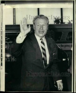 1969 Press Photo Governor Nelson Rockefeller waves farewell to airport crowd - Picture 1 of 2