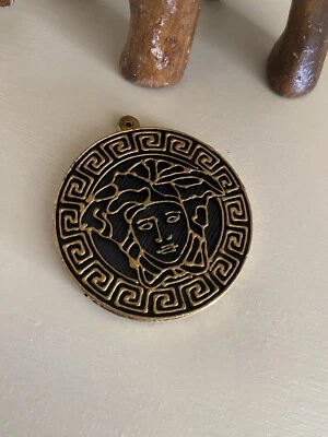 Portachiavi Versace 4 cm x 4,5 cm nero e dorato. - Image 1 of 2