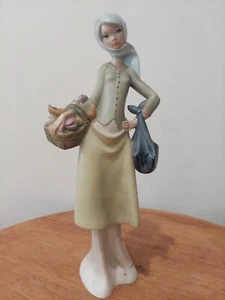 Figurine Woman " Fall Time" Italian Style By Depose Italy - Picture 1 of 17