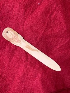 ALTER 5 3/4" Brieföffner Scrimshaw Typ Dekoration auf weißem organischem Material - Bild 1 von 7