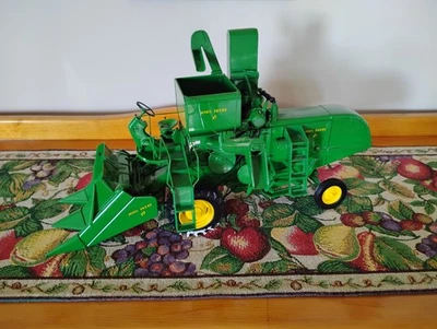 Ertl John Deere 45 1/16 Diecast Combine - Green - Image 1 of 4