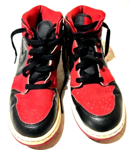 Scarpe da basket Nike Air Jordan 1 Mid Bred 2013 nere rosse taglia 7 Y ragazzo - Foto 1 di 12