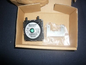 Interruptor de presión de aire Honeywell C6065F1324.2 - horno Falcon E1102 E1112 c/w soporte - Imagen 1 de 2