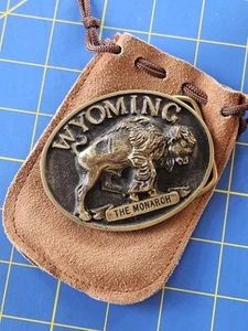 Wyoming Buffalo Bisonte "The Monarch" Hebilla de cinturón de latón macizo 1982 Heritage Mint - Imagen 1 de 8