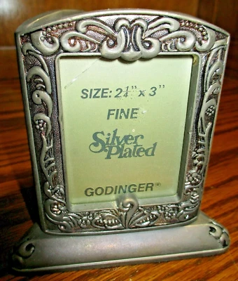 Marco de fotos triangular plateado Godinger (3) fotos de 2,5"x3" - caja de música 513 Foto 1 de 4