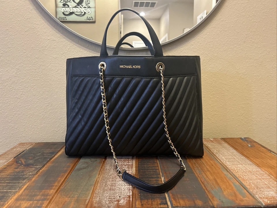 Bolso de Mano Michael Kors Mujer Colección Rosa Acolchado Grande Negro Este a Oeste Foto 1 de 4