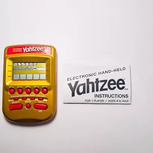 Yahtzee Electronic Handheld Milton Bradley 2002 COSÌ COM'È non funzionante con istruzioni - Foto 1 di 2