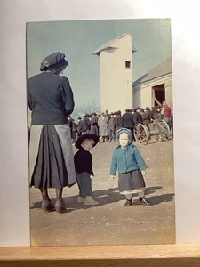 Mom and Children Wait at a Public Farm Sale, Amish Country: - Vintage Postcard - Picture 1 of 3