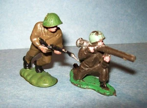 2 soldati di fanteria vintage WWll britannici Herald ricarica & un uomo bazooka - Foto 1 di 2