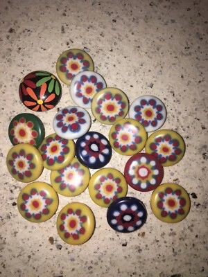 lot of 19 vintage 1970s-80's era buttons groovy FLOWERS~3/4" dia w/shank plastic - Image 1 of 4