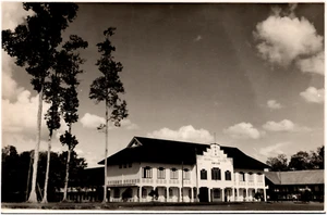 Photo RPPC Summers Memorial Building à l'école méthodiste Sibu Malaisie années 50 - Photo 1/2