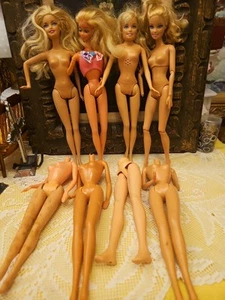 LOTTO BAMBOLE MATTEL BARBIE VINTAGE CINA INDONESIA GAMBE GOMMA MOVIMENTO per ricambi o riparazione - Foto 1 di 24