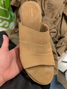 Clarks Artisan 8M Wildleder Keilabsatz Pantoletten Sandalen hellbraun Korkabsatz bequem neu ohne Etikett - Bild 1 von 4