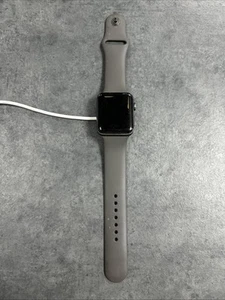 Apple Watch Series 3 42mm kosmiczna szarość aluminiowa obudowa (GPS + CEL) - uszkodzona - Zdjęcie 1 z 7