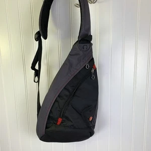 Zaino a tracolla Swiss Gear nero con tracolla triangolo - Foto 1 di 8