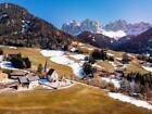 Alpen Berg St. Magdalena Dorf mit Dolomiten im Hintergrund, Region [...]