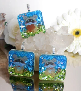 Glitzer Kawaii Waschbär - Ketten Anhänger Resin Kunst Harz Quadrat Handarbeit - Bild 1 von 8