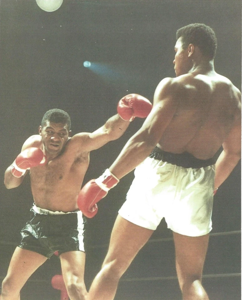 FLOYD PATTERSON vs MUHAMMAD ALI 8X10 PHOTO BOXING PICTURE - Image 1 of 1