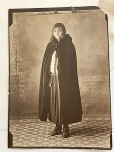 ANTIQUE PHOTO YOUNG WOMAN FULL LENGTH CAPE STUDIO PORTRAIT - Picture 1 of 3