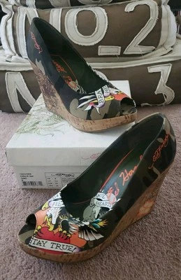 RARO Ed Hardy Negro y CAMO Logo Coralie Tacón Cuña Talla 9 con Caja Org Foto 1 de 4