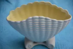 VINTAGE Raynham AUSTRALIAN POTTERY. WHITE/Lemon VASE. Oval Clam Shell Design. - Picture 1 of 1